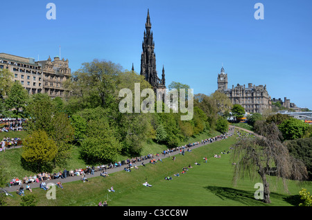 Guardando attraverso i giardini di Princes Street al Balmoral Hotel e il Monumento di Scott a Edimburgo, Scozia, Regno Unito Foto Stock