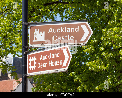 Cartello turistico post a Bishop Auckland luogo di mercato che mostra il modo di Auckland Castle e Auckland Deer House Foto Stock