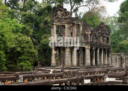 Misterioso edificio colonnato, eventualmente una biblioteca a Preah Khan tempio di Angkor in Cambogia Foto Stock