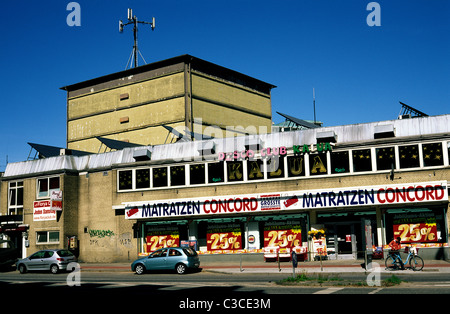 WWII Air Raid Shelter Now usato come un telefono mobile trasmettitore di segnale a Holstenstrasse ad Amburgo. Foto Stock