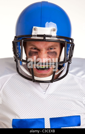 Foto di un giocatore di football americano, ritagliata su uno sfondo bianco. Foto Stock