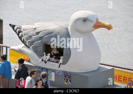 Royal Festival Hall Queens a piedi evento capanne sulla spiaggia i gabbiani mare Foto Stock