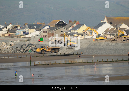 I contraenti rafforzare le difese del mare presso Borth su Cardigan Bay costa del Galles occidentale REGNO UNITO Foto Stock
