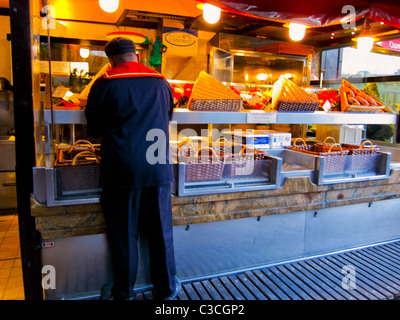 Parigi, Francia, Parigi Brasserie ristoranti nel quartiere Les Halles 'Au Pied de Cochon', Fish Monger, From Behind, ristorante di pesce, esposizione Foto Stock