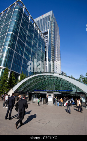 Persone di entrare e uscire dalla stazione metropolitana di Canary Wharf, Docklands, Londra, Inghilterra, Regno Unito Foto Stock