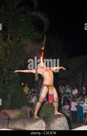 Mangiatori di fuoco e gli animatori al Singapore safari notturno Foto Stock