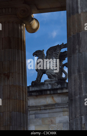 Statua di un grifone un maestoso e leggendaria creatura con la testa di un aquila e il corpo di un leone Foto Stock