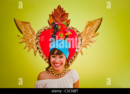Giovane donna che indossa la frutta hat Foto Stock