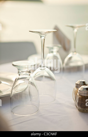 Stemware e messa in tavola Foto Stock