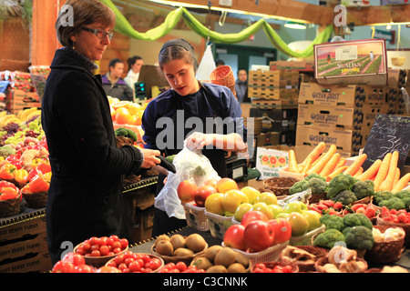 Donna Amish che vendono i prodotti locali a San Jacobs mercato degli agricoltori in Ontario Canada 2011 Foto Stock