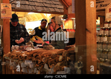 Donna Amish vendita salsiccia al St. Jacobs mercato degli agricoltori in Ontario Canada 2011 Foto Stock