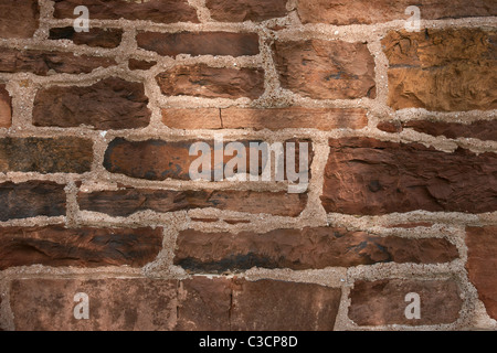 Le ombre proiettate motivi sul muro di pietra della storica casa di pietra in Manassas National Battlefield Foto Stock