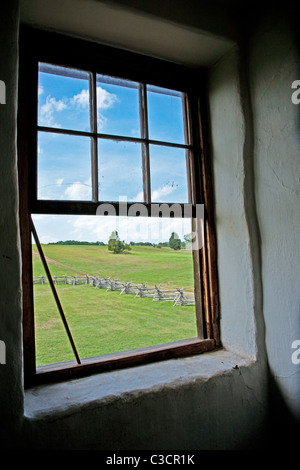 Immagine hdr del campo di battaglia da aprire il vetro retinato nella storica casa di pietra in Manassas National Battlefield Foto Stock