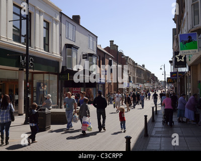 Newgate Street una zona pedonale dello shopping e alla storica cittadina di Bishop Auckland, Co. Durham Foto Stock