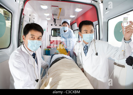 I medici lo spostamento di un paziente da un'ambulanza Foto Stock