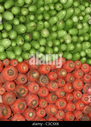 La carota Daucus carota var mativue & green Brinjal Melanzane melanzana per vendere al mercato Foto Stock