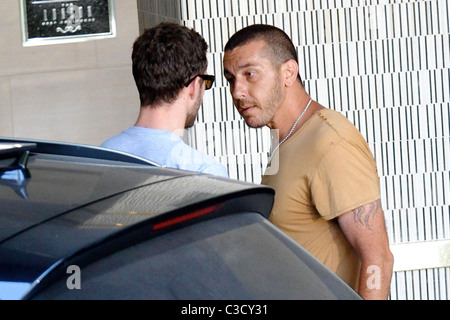 Justin Timberlake è assillato da un aggressivo paparazzi come egli arriva al suo hotel di Los Angeles, California - 14.07.09 Foto Stock