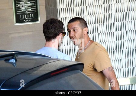 Justin Timberlake è assillato da un aggressivo paparazzi come egli arriva al suo hotel di Los Angeles, California - 14.07.09 Foto Stock