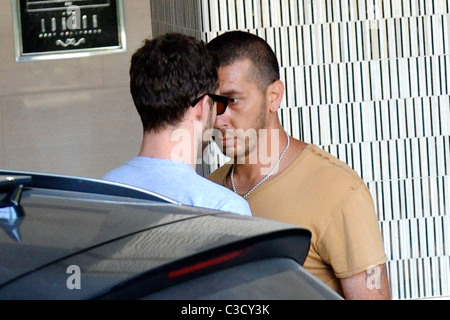 Justin Timberlake è assillato da un aggressivo paparazzi come egli arriva al suo hotel di Los Angeles, California - 14.07.09 Foto Stock