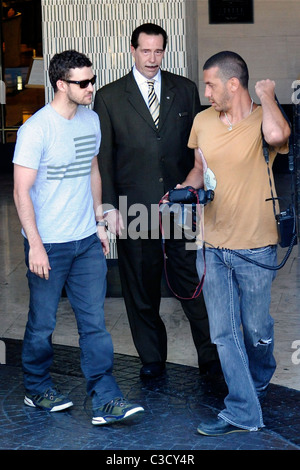 Justin Timberlake è assillato da un aggressivo paparazzi come egli arriva al suo hotel di Los Angeles, California - 14.07.09 Foto Stock