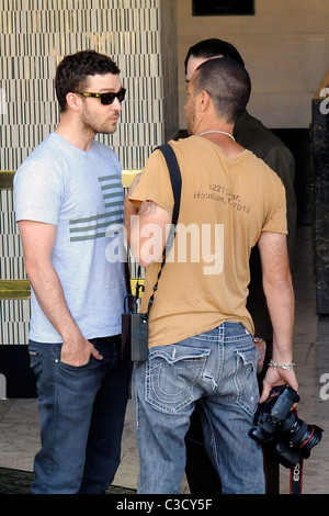 Justin Timberlake è assillato da un aggressivo paparazzi come egli arriva al suo hotel di Los Angeles, California - 14.07.09 Foto Stock