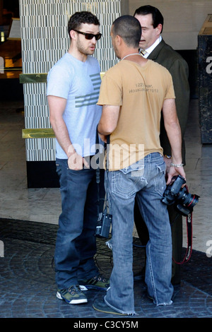 Justin Timberlake è assillato da un aggressivo paparazzi come egli arriva al suo hotel di Los Angeles, California - 14.07.09 Foto Stock