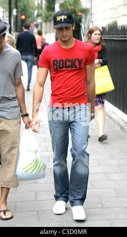 Madonna il ragazzo Gesù Luz rende omaggio alla cultura italiana, indossando  un cappello della mafia e Rocky t-shirt, mentre fuori e circa in Foto stock  - Alamy