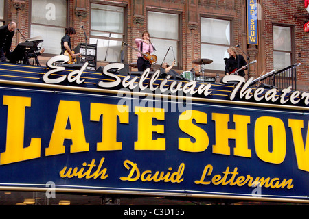 Paul McCartney performing live sul rettangolo di selezione dell'Ed Sullivan Theater per CBS "Late Show con David Letterman.' McCartney Foto Stock