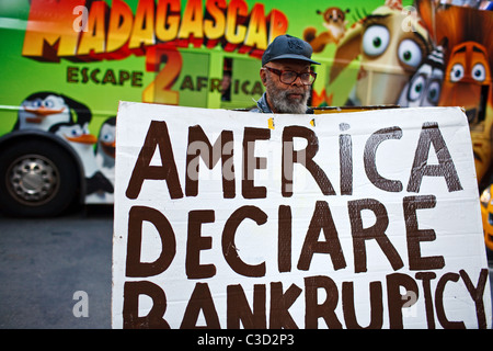 Un uomo con un banner dicendo America dichiarano fallimento a Wall Street nel Quartiere Finanziario di New York, Stati Uniti d'America. Foto Stock