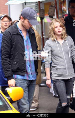 Robert Pattinson e Emilie de Ravin sul set del loro nuovo film "Ricordati di Me" le riprese in location a Manhattan. New York Foto Stock