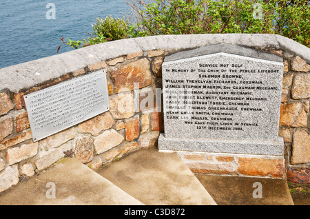 Memoriale per gli equipaggi delle imbarcazioni di salvataggio Penlee Solomon Browne che è stato perso in mare 19 Dicembre 1981 Foto Stock