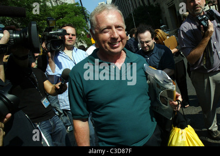 BYE BYE BERNIE truffatore Bernie Madoff è di lasciare una vita di lusso dietro come egli controlla in per un 150 anni di carcere. Il Foto Stock