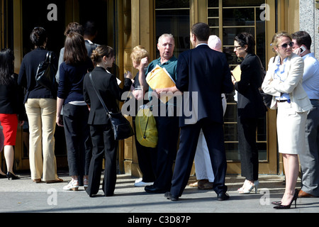 BYE BYE BERNIE truffatore Bernie Madoff è di lasciare una vita di lusso dietro come egli controlla in per un 150 anni di carcere. Il Foto Stock