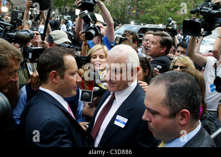 BYE BYE BERNIE truffatore Bernie Madoff è di lasciare una vita di lusso dietro come egli controlla in per un 150 anni di carcere. Il Foto Stock