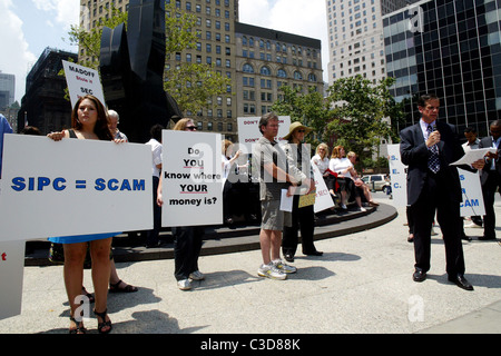 BYE BYE BERNIE truffatore Bernie Madoff è di lasciare una vita di lusso dietro come egli controlla in per un 150 anni di carcere. Il Foto Stock