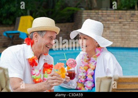 Felice coppia senior di bere cocktail e tostatura di ciascun altro Foto Stock