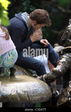 Robert Pattinson fuma una sigaretta sul set del suo nuovo film "Ricordami" durante la ripresa sulla posizione in un parco nel cuore di Manhattan. Foto Stock