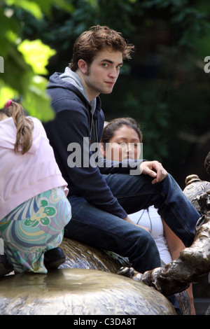 Robert Pattinson fuma una sigaretta sul set del suo nuovo film "Ricordami" durante la ripresa sulla posizione in un parco nel cuore di Manhattan. Foto Stock