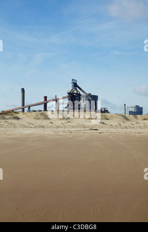 Redcar acciaierie e spiaggia di sabbia Foto Stock