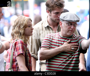 Emilie de Ravin e Robert Pattinson sul set del loro nuovo film "Ricordati di Me" le riprese in location a Manhattan New York Foto Stock