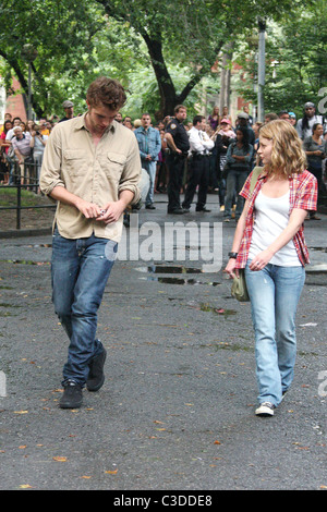 Emilie de Ravin e Robert Pattinson sul set del loro nuovo film "Ricordati di Me" le riprese in location a Manhattan New York Foto Stock