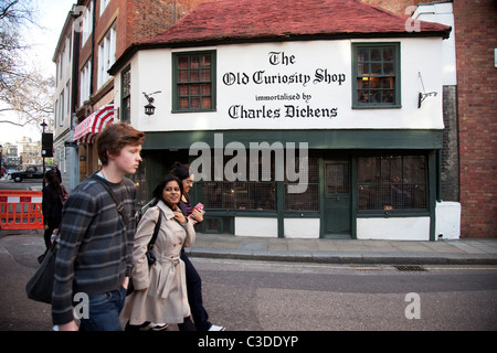 Il vecchio negozio di curiosità. Come immortalata da Charles Dickens. Lincoln' s Inn campi, Londra centrale. Foto Stock