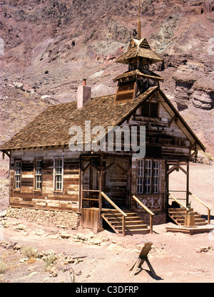 Il vecchio schoolhouse nella città fantasma di calico in profondità nel deserto della California Foto Stock