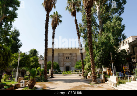 Damasco. La Siria. I musei nazionali ombreggiato viale conduce al ricostruito 729 gateway ad ingresso di Umayyad Palace. Foto Stock