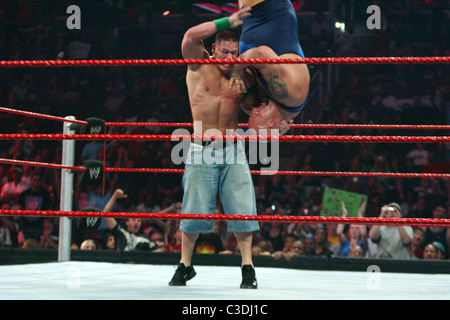 Big Show e John Cena WWE Raw tenutosi presso il centro di Verizon. Washington DC, Stati Uniti d'America - 27.07.09 Foto Stock