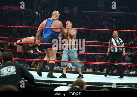 Big Show e John Cena WWE Raw tenutosi presso il centro di Verizon. Washington DC, Stati Uniti d'America - 27.07.09 Foto Stock