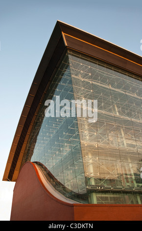 Lato del moderno edificio industriale. Forma d'onda power plant factory Foto Stock