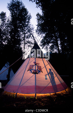 Una lanterna si accende un teepee indiano che rustico offre pernottamento in Willamette National Forest in Oregon nel nord-ovest degli Stati Uniti. Foto Stock