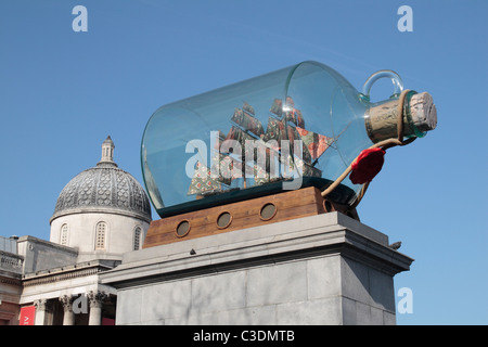 "Nelson della nave in una bottiglia', un arte di installazione da Yinka Shonibare sul quarto zoccolo in Trafalgar Square, Londra, Regno Unito. Foto Stock