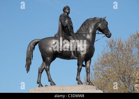 Statua di Re Giorgio IV a cavallo su un plinto in Trafalgar Square, Londra, Regno Unito. Foto Stock